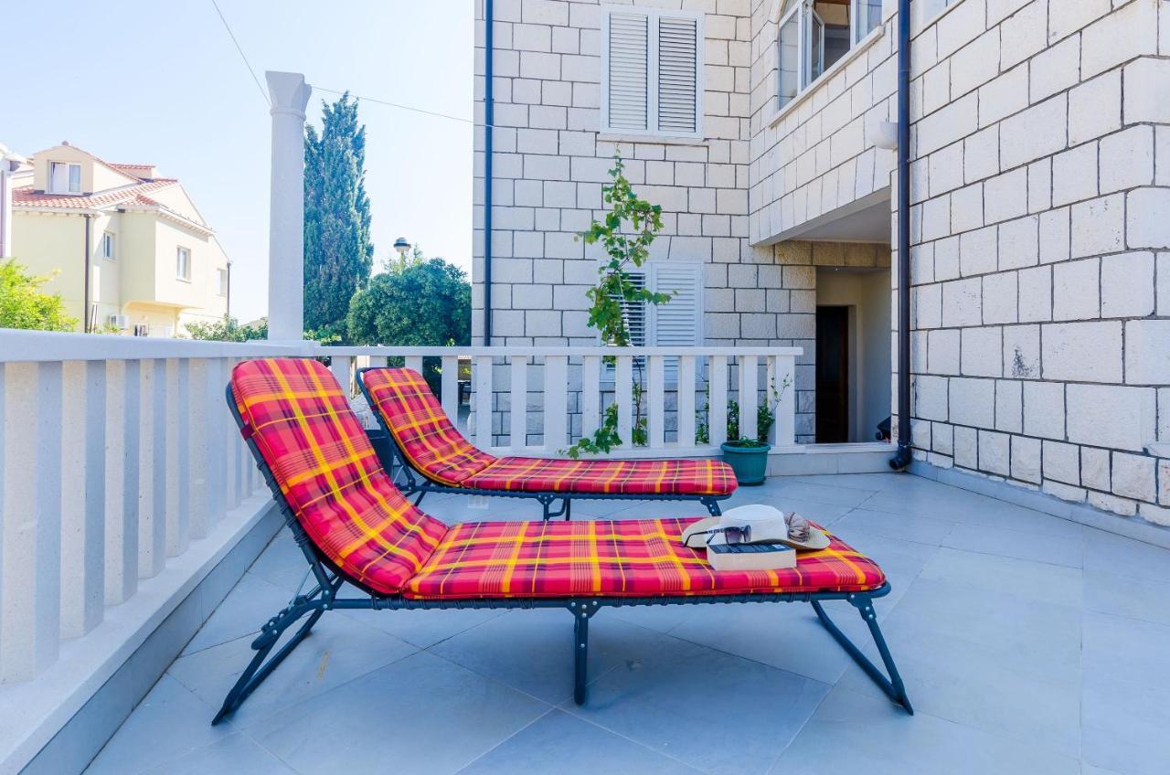 Hill Apartment *